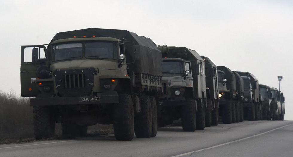 Camiones y autobuses militares rusos se ven al costado de una carretera en la región de Rostov, en el sur de Rusia, que limita con la autoproclamada República Popular de Donetsk, el 23 de febrero de 2022. (STRINGER / AFP).