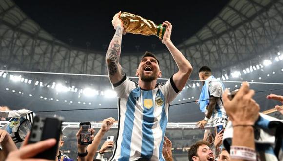 Mira cómo quedó un insólito tatuaje retratado de Lionel Messi levantando la Copa del Mundo, y porqué es el furor en las redes sociales. (Foto: Getty Images)