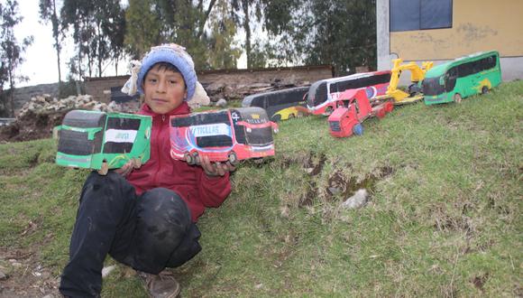 Conoce al creativo niño huancavelicano que construye su flota de buses de cartón. (Foto: Municipalidad Distrital de Acoria)