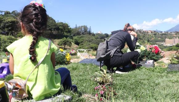 Su hijo muerto le dejó a María una nieta de 4 años a la que muchas veces lleva con ella al cementerio. Foto: GETTY IMAGES, vía BBC Mundo