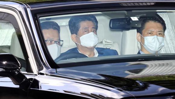El primer ministro japonés Shinzo Abe (centro) llega al Hospital Universitario Keio en Tokio, Japón, el 24 de agosto de 2020. (EFE / EPA / JIJI PRESS JAPAN).