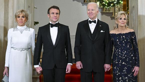 El presidente de los Estados Unidos, Joe Biden, y la primera dama, Jill Biden, dan la bienvenida al presidente francés, Emmanuel Macron, y a su esposa, Brigitte Macron, a la Casa Blanca para una cena de estado en Washington, DC, el 1 de diciembre de 2022. (Foto de SAUL LOEB / AFP)