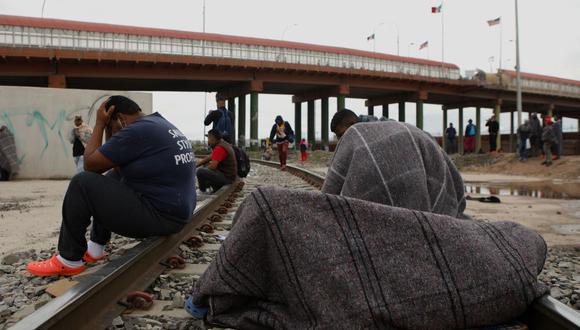 Migrantes venezolanos descansan a orillas del río Bravo tras ser expulsados ​​de Estados Unidos. Ahora están en Ciudad Juárez, estado de Chihuahua, México. (HERIKA MARTINEZ / AFP).