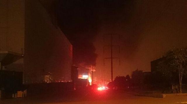 Incendio destruyó una maderera en Villa El Salvador - 1