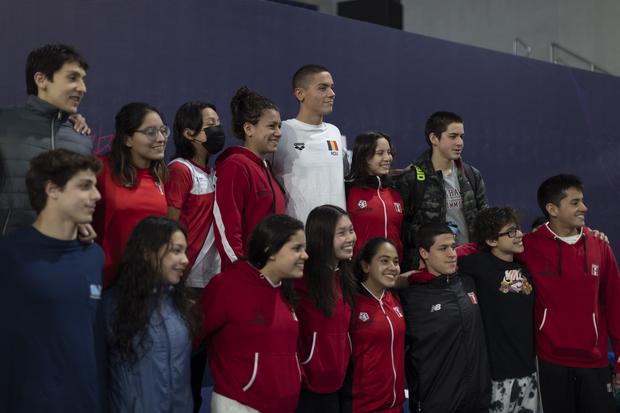 Los seleccionados nacionales posando junto al poseedor del récord mundial de 100 metros estilo libre David Popovici. (Foto: Renzo Salazar /EC)