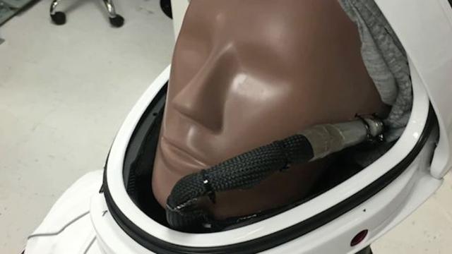 Ripley lleva un micrófono para grabar lo que oirían los astronautas en el módulo Dragon. (Foto: SpaceX)