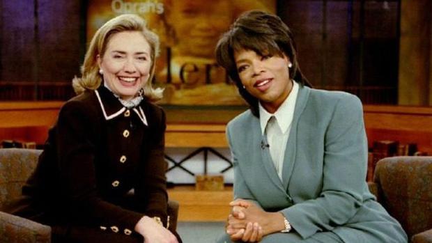 Oprah Winfrey junto a la ex candidata presidencial Hillary Clinton. (Foto: AP)