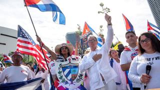 Unas 200 personas se manifiestan en Miami para apoyar protestas convocadas en Cuba | FOTOS