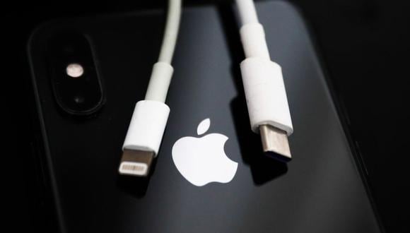 Cable de carga de USB-C y Lightning para iPhone colocado sobre el iPhone. (Foto referencial)