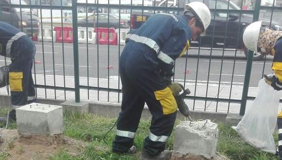 Protransporte, entidad de la Municipalidad de Lima, retiró los bloques de concreto que formaron parte de los paraderos instalados por la empresa Consorcio Metropolitano en áreas verdes ubicadas en el cruce de las avenidas Javier Prado y La Molina.  (Difusión)
