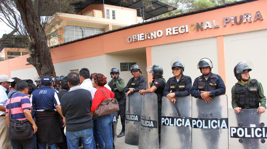 Después marcharon hasta la sede del Gobierno Regional de Piura, donde –entre arengas– pidieron la renuncia de la directora regional de Educación, Carmen Sánchez, y la presencia del gobernador regional, Reynaldo Hilbck (Foto: Ralph Zapata)