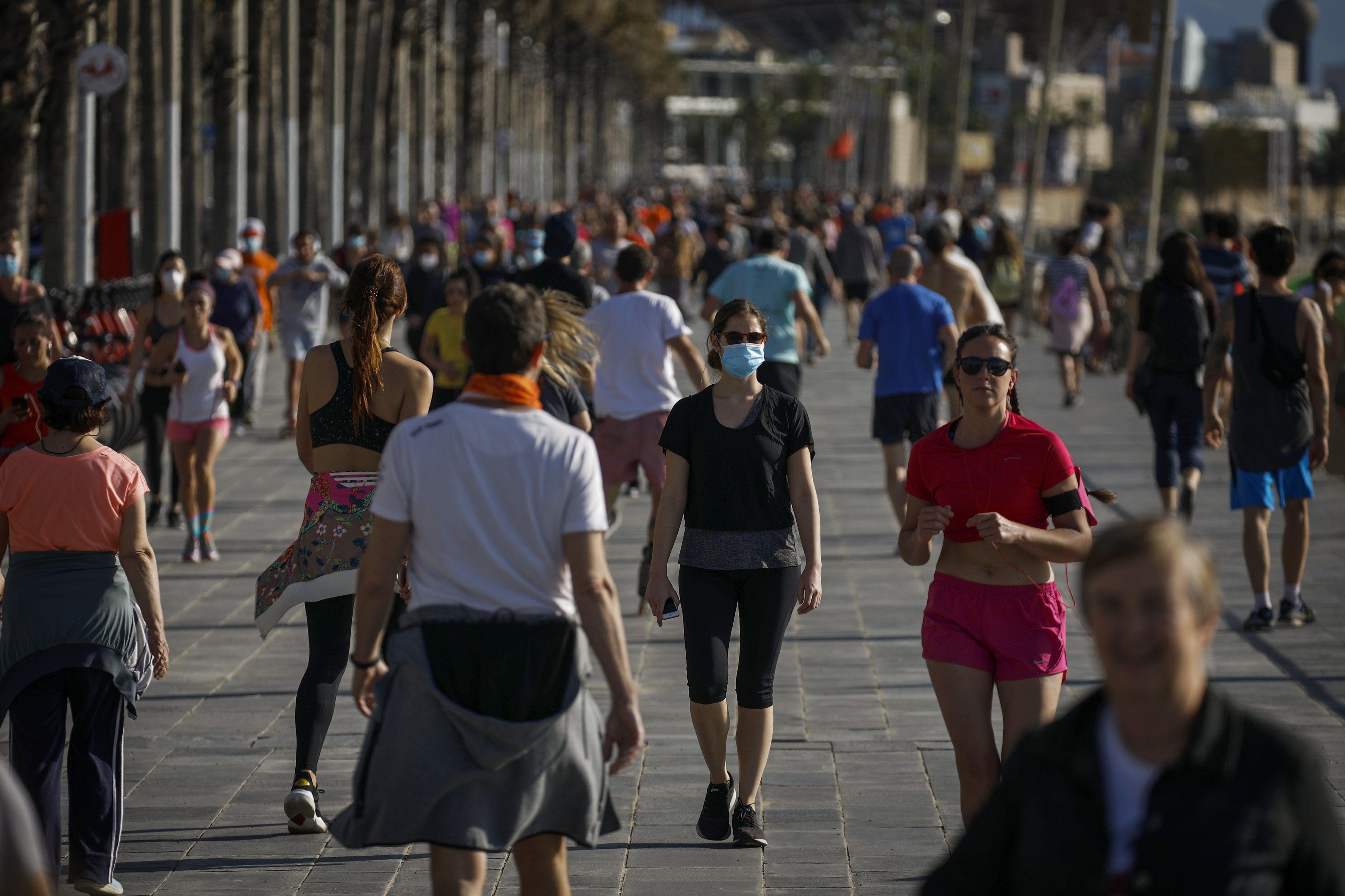La gente se ejercita durante un paseo cerca del mar en Barcelona, ​​España, país que empieza a levantar de manera gradual el confinamiento por coronavirus. (Foto AP / Emilio Morenatti).