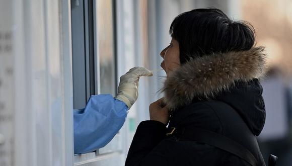 Una mujer se somete a una prueba de coronavirus covid-19 en en Beijing, China, el 17 de enero de 2022. (Noel Celis / AFP).