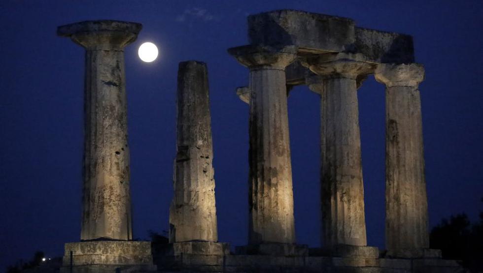 La superluna en Atenas, Grecia. (Foto: AP).