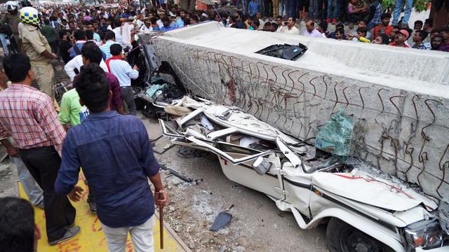 Un cruce elevado de autopista que estaba en construcción colapsó el martes en el norte de India, dejando al menos 16 muertos cuando un inmenso bloque de concreto cayó sobre una calle atiborrada de gente, dijeron funcionarios de desastres. (Foto: EFE)