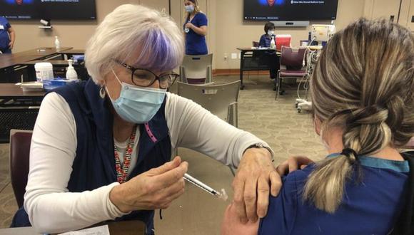 A sus 76 años, la enfermera Sigrid Stokes aplica una vacuna contra el COVID-19 a una trabajadora sanitaria en el Valley Memorial Hospital de Salinas, California. (Foto: AP /Haven Daley)