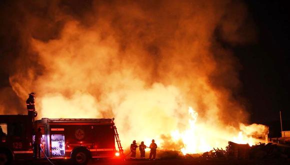 Unas 16 unidades de los bomberos atendieron el siniestro. (Foto: César Grados/@photo.gec)