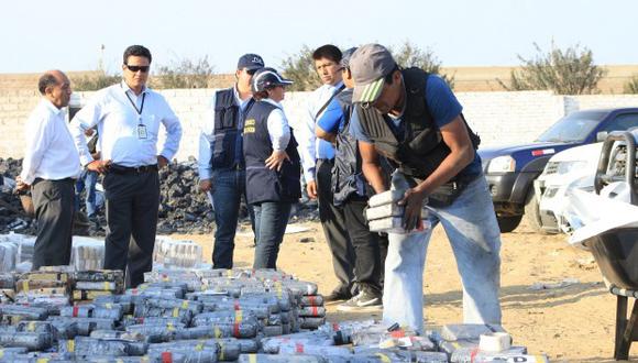 Cocaína camuflada en bloques de carbón mezclados con piedra fue hallada en un almacén ubicado en el distrito de Huanchaco, en Trujillo. (Foto: Johnny Aurazo)
