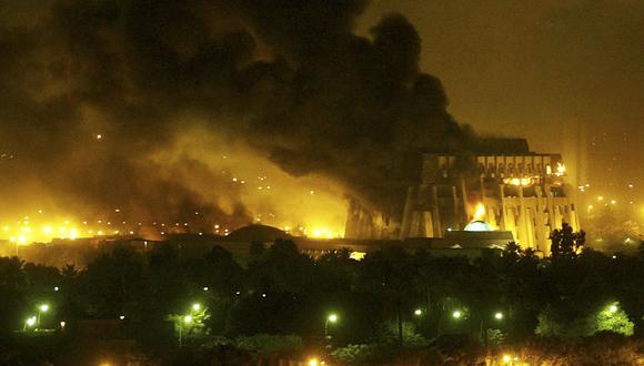 Una imagen del bombardeo de Estados Unidos sobre Bagdad en marzo del 2003. (Reuters).