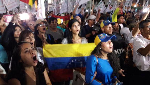 Los venezolanos residentes en Perú realizaron anoche una multitudinaria marcha en la plaza San Martín en contra del régimen político de su país (Foto: Jorge Malpartida)
