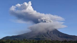 Volcán Sinabung expulsa columna de ceniza y humo de 1.000 metros de altura en Indonesia | FOTOS