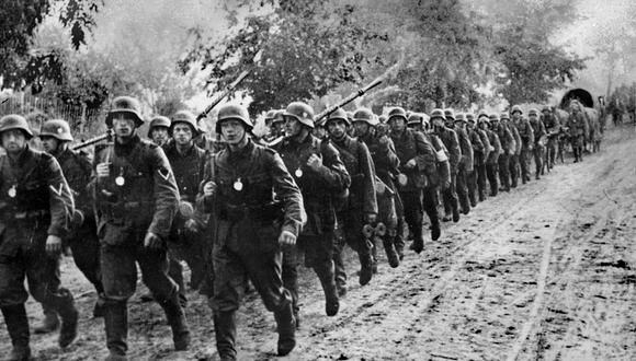 Foto tomada en septiembre de 1939 del ejército alemán entrando en Polonia después de atacar el país el 1 de septiembre con la ayuda de seis divisiones blindadas y más de un millón de soldados alemanes. (Foto de AFP)