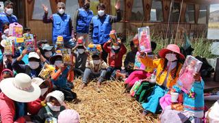 Puno: niños de Los Uros surcaron el Lago Titicaca para llegar a chocolatada navideña | VIDEO 