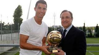 Cristiano le dio una copia del Balón de Oro a Florentino Pérez