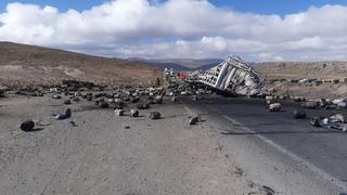 COER Arequipa reporta explosión de semitrailer que transportaba balones de gas