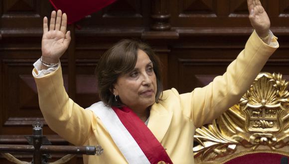 La peruana Dina Boluarte saluda a los miembros del Congreso luego de jurar como nueva Presidenta horas después de que el expresidente Pedro Castillo fuera acusado en Lima.