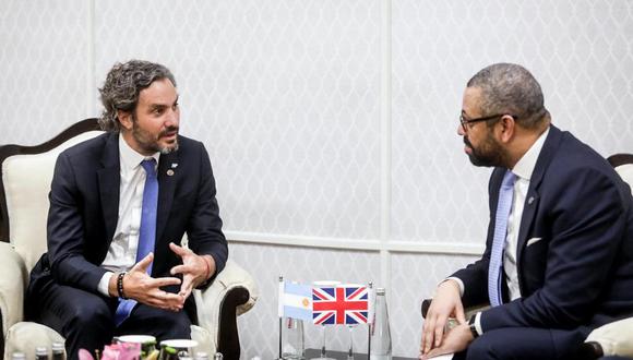 Imagen del ministro de Exteriores de Argentina, Santiago Cafiero, y el ministro de Exteriores de Reino Unido, Jamed Cleverly, durante una reunión del G-20, el 2 de marzo de 2023 en Nueva Delhi (La India). (Foto: EP)