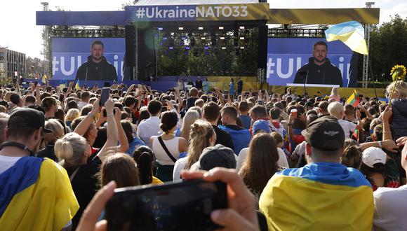 El presidente ucraniano Volodymyr Zelensky se dirige a la multitud en la plaza Lukiskiu en Vilna el 11 de julio de 2023, durante una cumbre de la OTAN. (Foto de Odd ANDERSEN / AFP).
