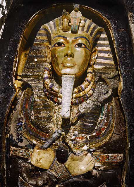 The solid gold mask that covered the pharaoh's mummy.  The piece, made entirely of precious metal, weighs about 6 kilos. 