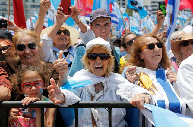 Miles de uruguayos se reunieron el sábado en la tradicional rambla montevideana para celebrar la victoria del virtual presidente electo, Luis Lacalle Pou. (Reuters)
