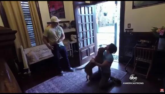 El video muestra a su perro sacudiéndose, mirando por la puerta principal con sus patas delanteras en la ventana cuando Koch se acerca. (Captura de video)