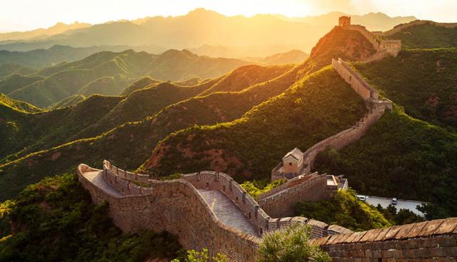 Gran Muralla China. Son más de 21 kilómetros de construcción pero los turistas suelen quedarse solo en la zona de Badaling. Lo mejor es buscar otras zonas menos transitadas para disfrutar de la hermosa vista de las montañas. (Foto: Shutterstock)
