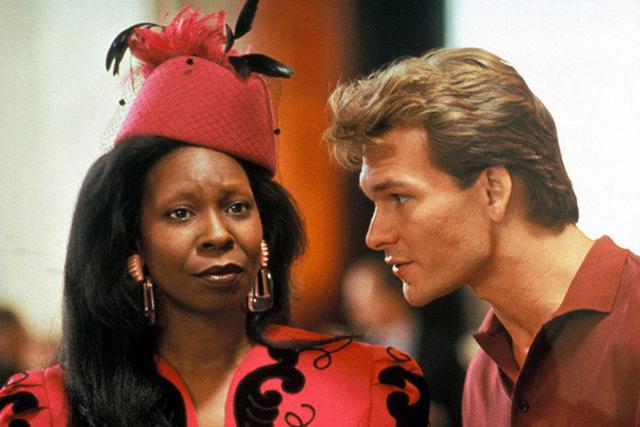 Whoopi Goldberg como la vidente Oda Mae Brown junto a Patrick Swayze en una escena de "Ghost", papel con el que obtuvo su primer Oscar.