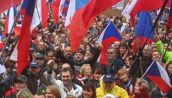 Varios miles de manifestantes, incluidos grupos de extrema derecha y extrema izquierda, sostienen banderas nacionales checas mientras participan en una manifestación contra el gobierno checo el 28 de septiembre de 2022 en Praga. (Foto: Michal Cizek / AFP)