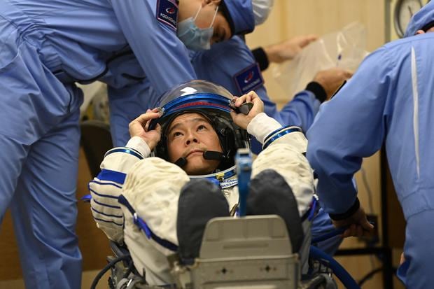 El multimillonario japonés Yusaku Maezawa tiene su traje espacial probado durante los preparativos previos al lanzamiento en el cosmódromo de Baikonur el 8 de diciembre de 2021. (Foto: Kirill KUDRYAVTSEV / AFP)