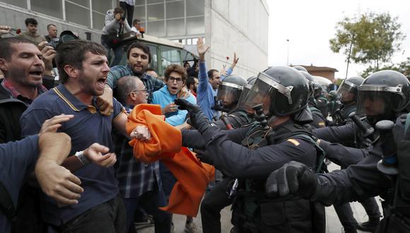 Tanto autoridades catalanas como civiles y organismos internacionales han criticado la violencia con la que actuaron las fuerzas del orden español el domingo en Cataluña. (EFE)