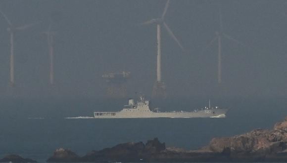 Un barco de la Marina del EPL navega a la zona donde China dijo que realizaría ejercicios al noreste de la isla de Pingtan, el punto más cercano de China a Taiwán, en la provincia de Fujian, el 10 de abril de 2023. (Foto de GREG BAKER / AFP)