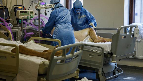 Los médicos trabajan en la unidad de cuidados intensivos para pacientes de coronavirus en el hospital de emergencia Sklifosovsky de Moscú, Rusia, el 20 de octubre de 2021. (Dimitar DILKOFF / AFP).