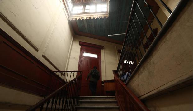 La llovizna de Lima ha invadido el interior de varios edificios que se ubican alrededor de la plaza. (Foto: Alessandro Currarino/ El Comercio)