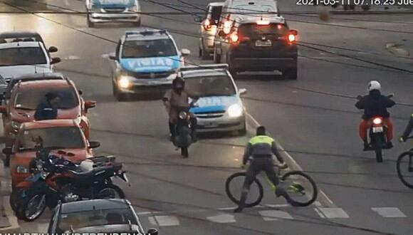 La maniobra de un "bici-vigía" para evitar la huida de un sospechoso se volvió viral en las redes sociales. (Foto: Los Primeros Tucumán / YouTube)