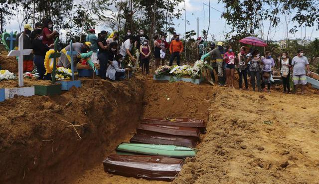 En esta foto del martes 21 de abril de 2020, una familia asiste a un entierro masivo en el cementerio Nossa Senhora Aparecida, en Manaos, estado de Amazonas, Brasil. (AP / Edmar Barros).