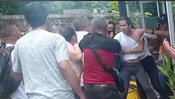 Juan Guaidó tras ser agredido por chavistas en el estado de Cojedes, Venezuela. (Captura de video).