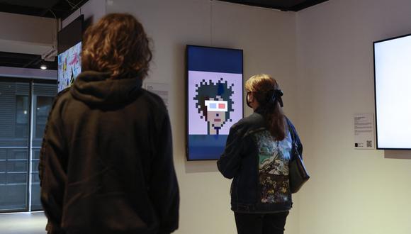 Los visitantes ven la obra de arte digital "CryptoPunk # 553" de Larva Labs durante el fin de semana inaugural del Museo NFT de Seattle en Seattle, Washington, el 29 de enero de 2022. (Foto: Jason Redmond / AFP)