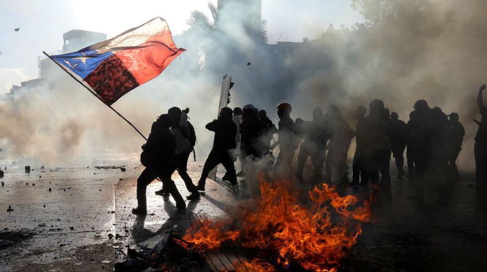 Los saqueos, incendios y enfrentamientos en todo Chile con una policía cuestionada, debilitan al gobierno de Sebastián Piñera. (Foto: Reuters)