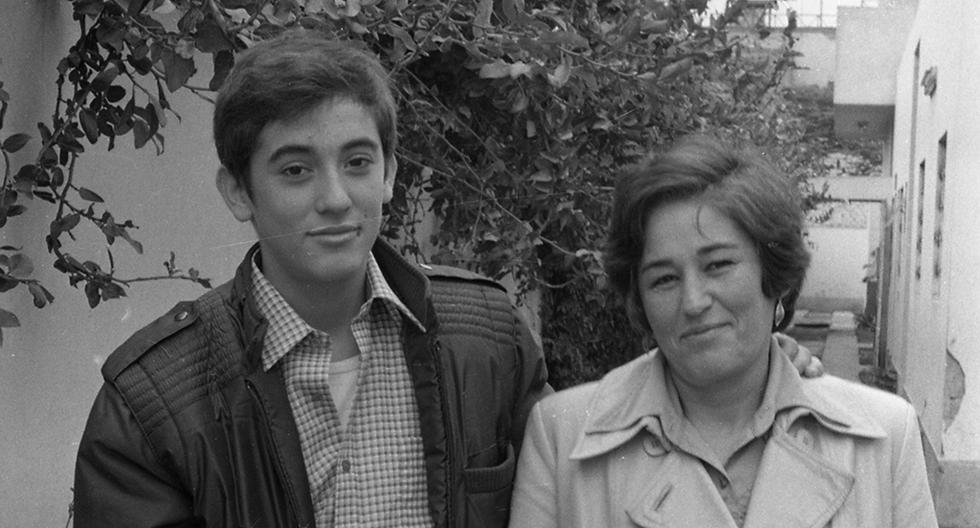 El13 de agosto de 1982, El Comercio entrevistó a John Velezmoro Eme tras regresar al Perú luego de su travesía por varios países tras enterarse que iba a repetir de año en el colegio. En la imagen, el adolescente aparece junto a su madre. (Foto: GEC Archivo Histórico)