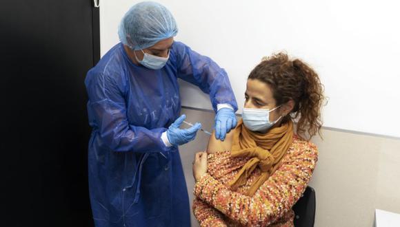 Elisa Ríos recibe una tercera dosis de la vacuna Pfizer COVID-19 en el Hospital Clínicas de Montevideo, Uruguay. (Foto: AP/ Matilde Campodonico)